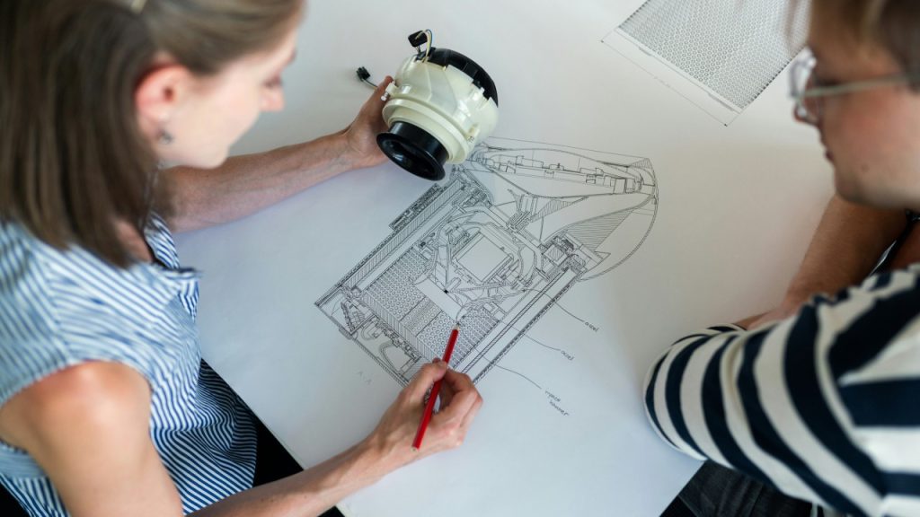 female-engineers-working